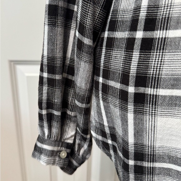 LOFT EUC❤️ Black and White Plaid Relaxed Buttoned Blouse with detailed neck - Picture 8 of 10